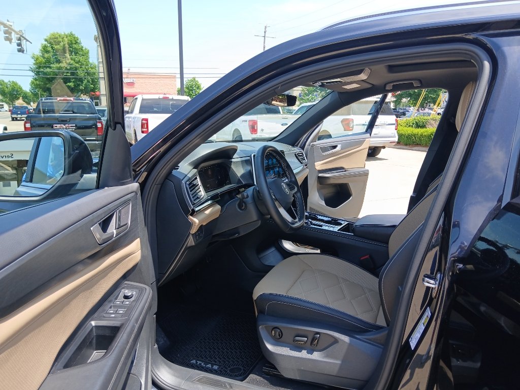 Used 2025 Volkswagen Atlas Cross Sport SE w/ Panoramic Sunroof Package FWD image 10