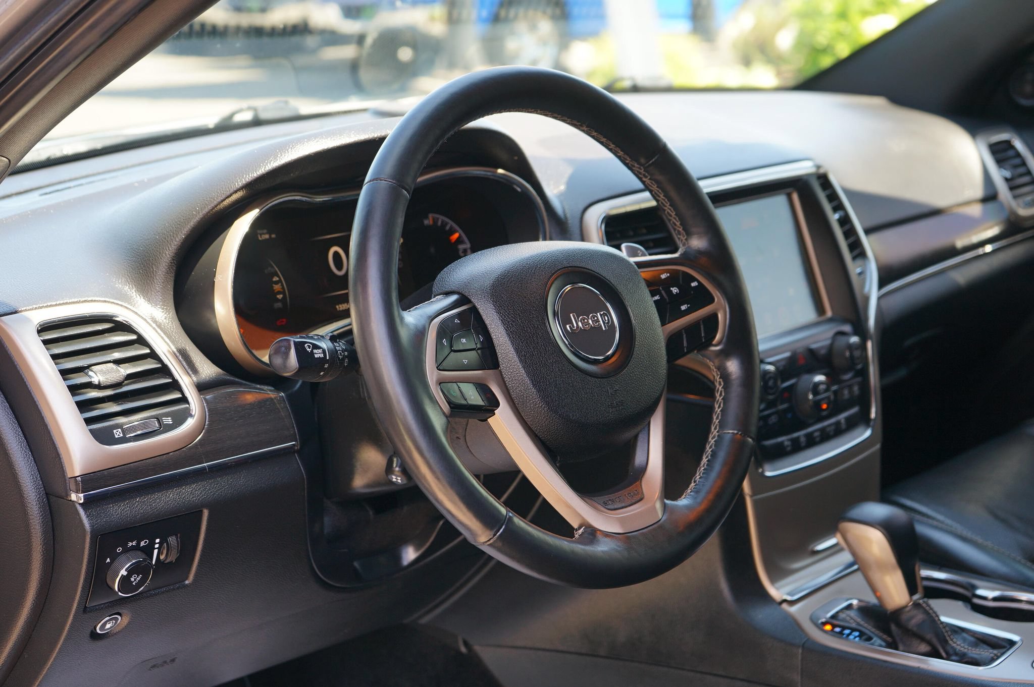 Used 2017 Jeep Grand Cherokee Limited w/ Luxury Group II AWD/4WD image 12