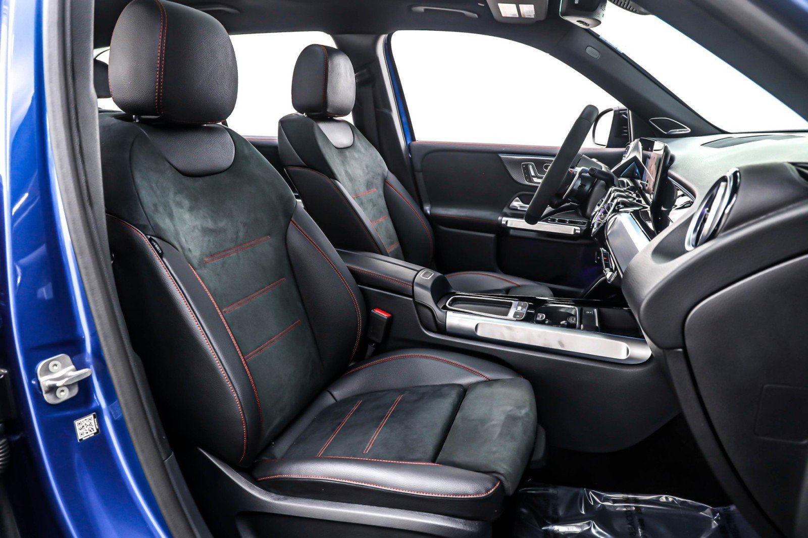 New 2025 Mercedes-Benz GLB 35 AMG 4MATIC image 7