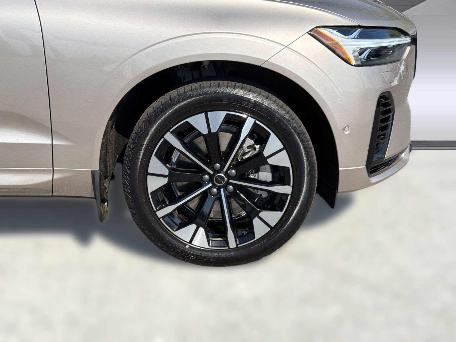 New 2026 Volvo XC60 T8 Plus w/ Climate Package AWD/4WD image 12