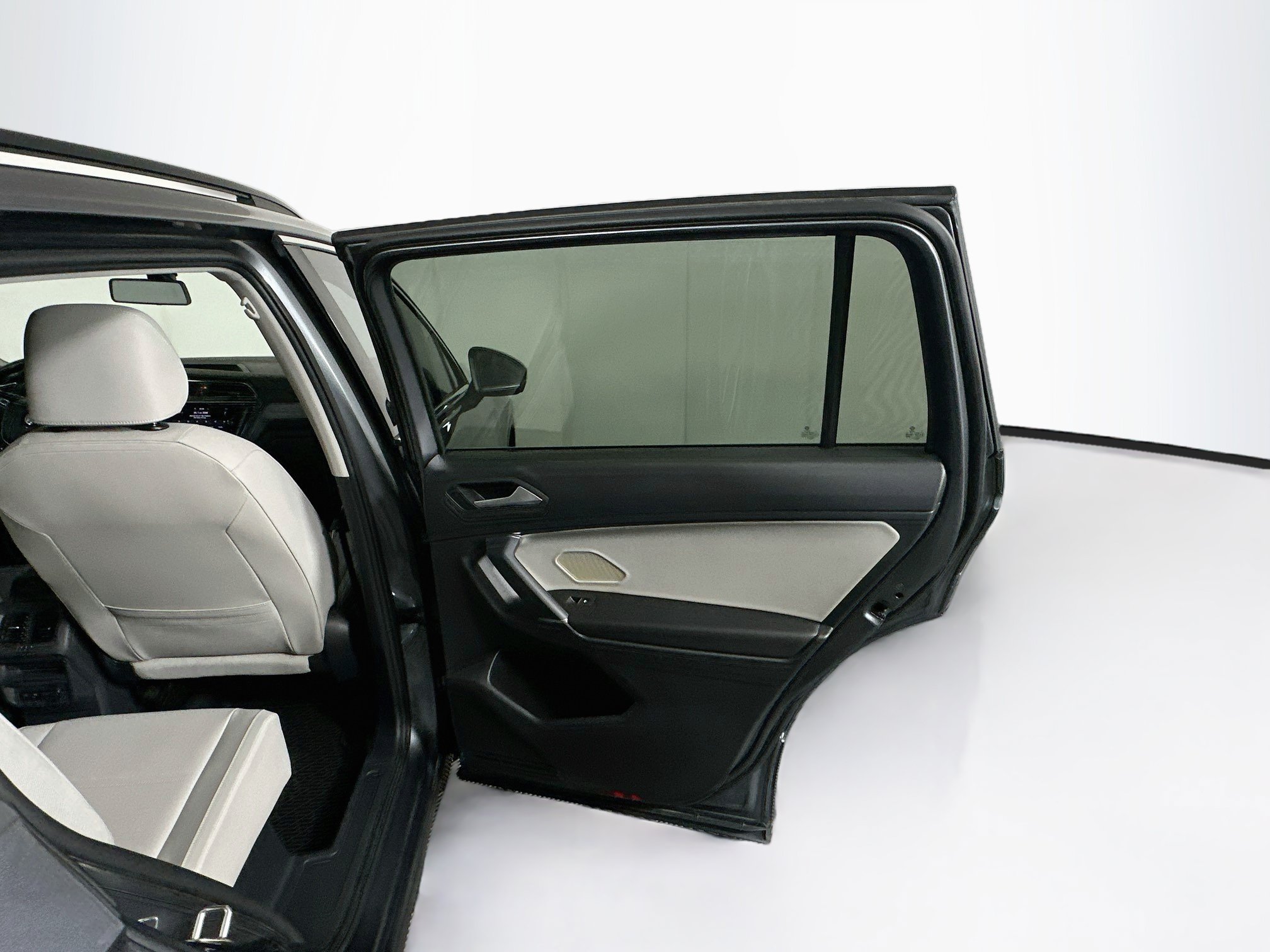 Used 2020 Volkswagen Tiguan SE w/ Panoramic Sunroof Package FWD image 28