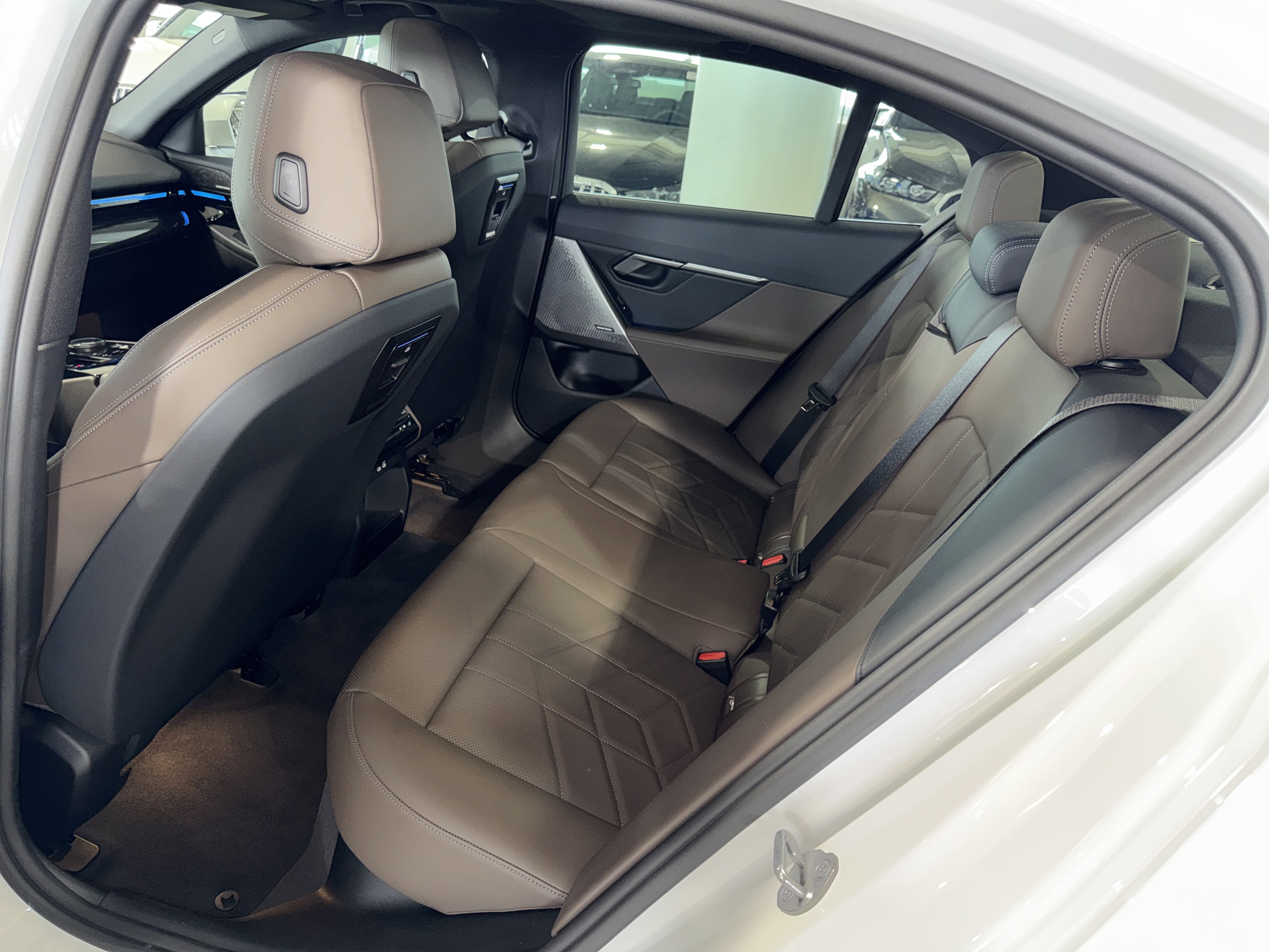 Used 2024 BMW 530i w/ Premium Package RWD image 15