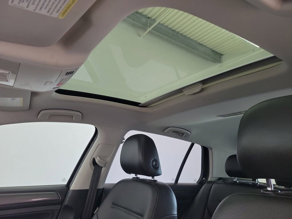 Used 2019 Volkswagen Golf SE image 18