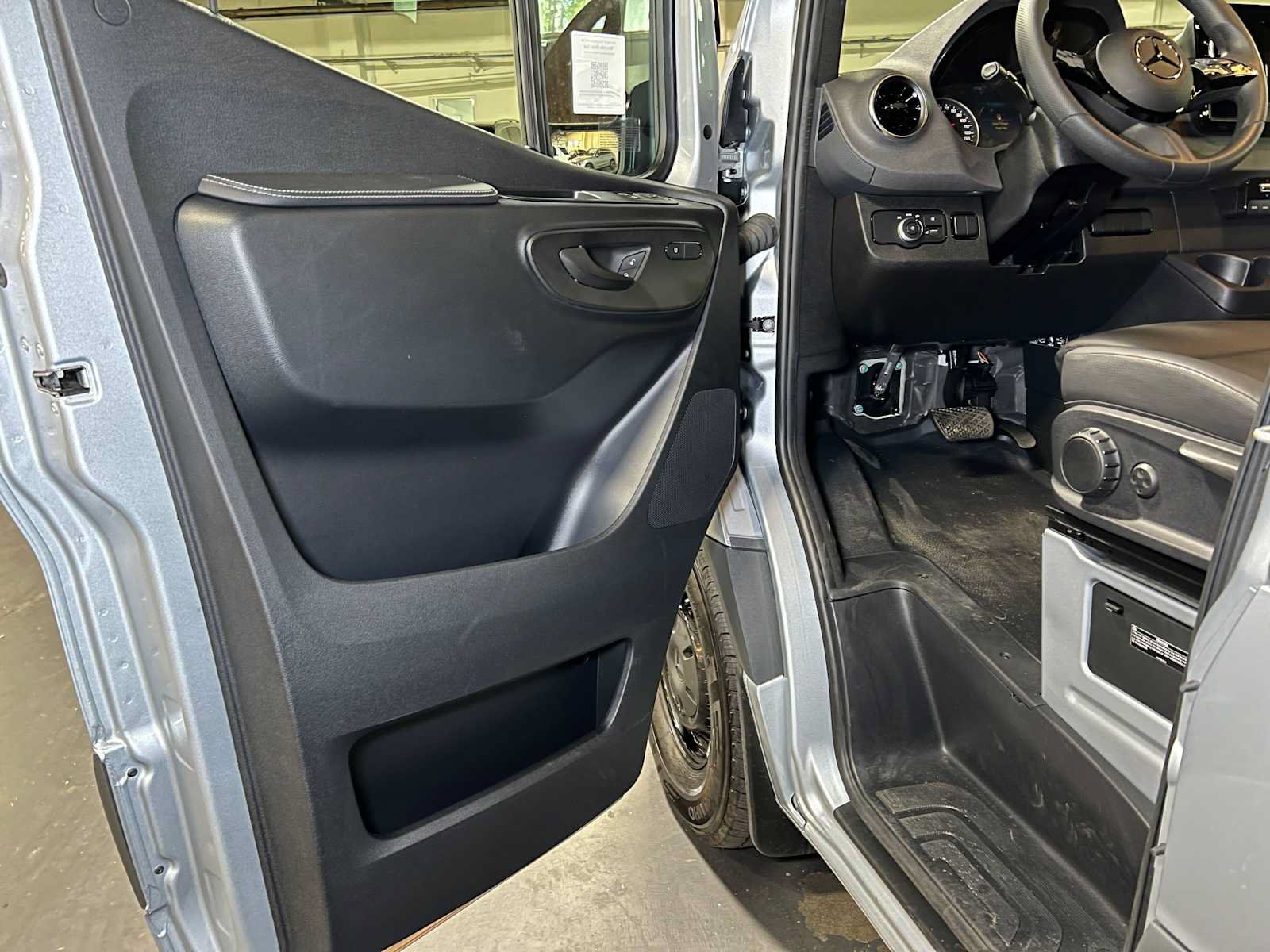Used 2025 Mercedes-Benz Sprinter 2500 image 20