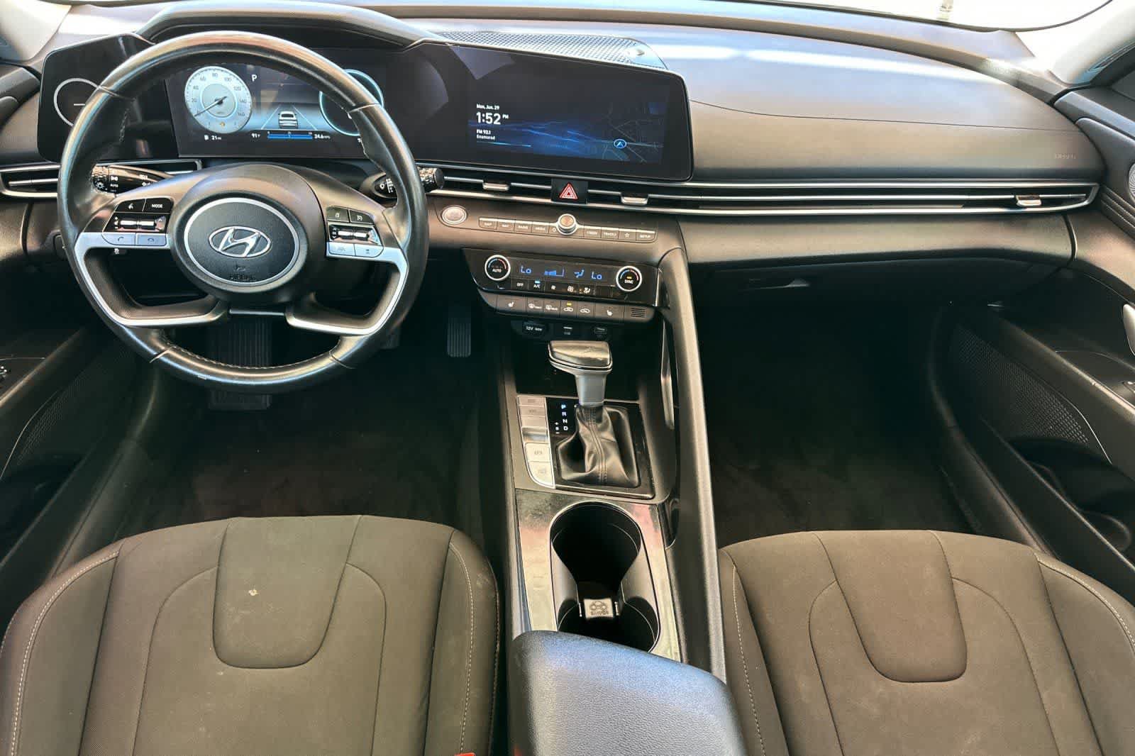 Used 2023 Hyundai Elantra SEL w/ Convenience Package FWD image 4