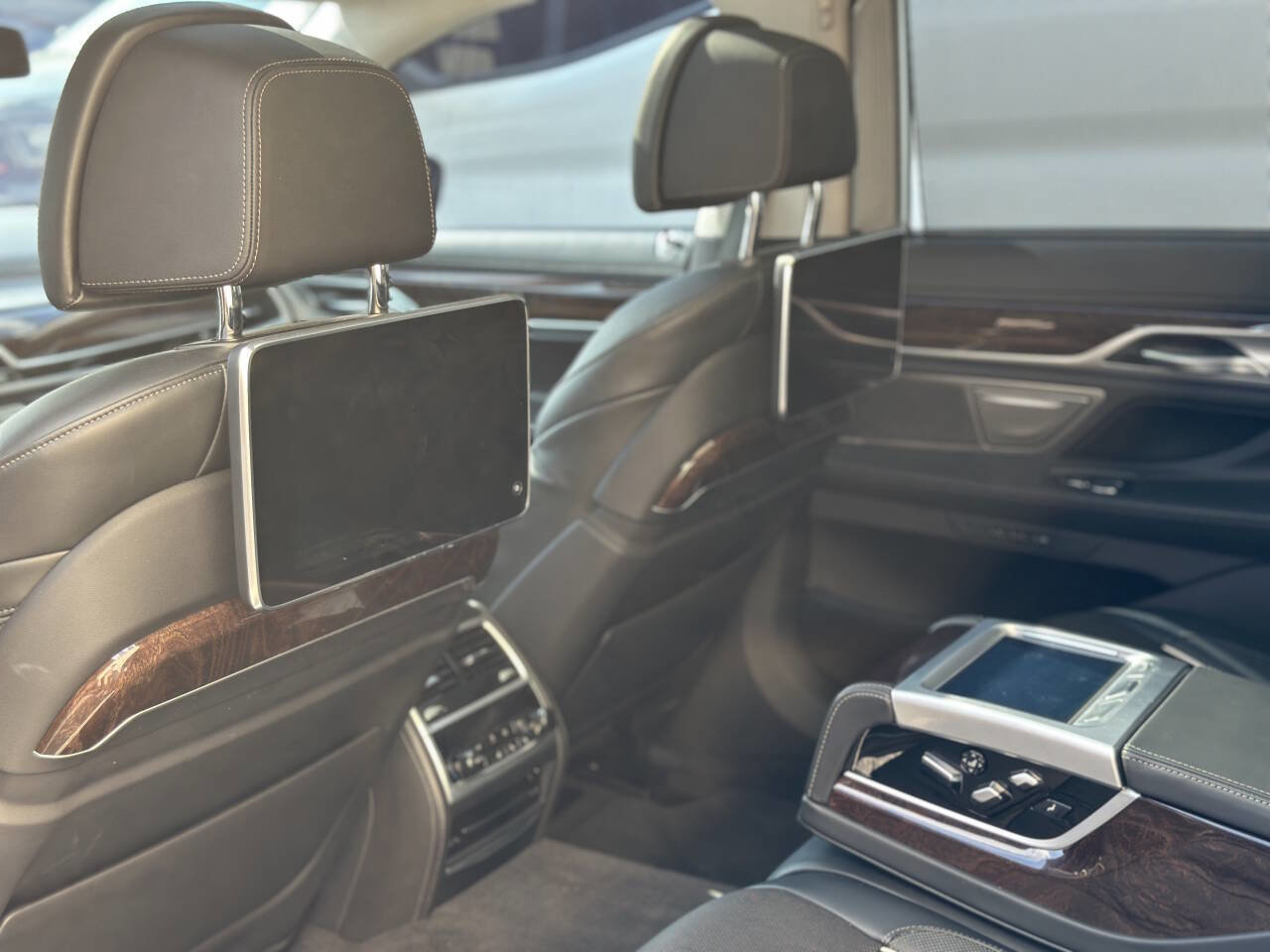 Used 2020 BMW M760i xDrive image 52
