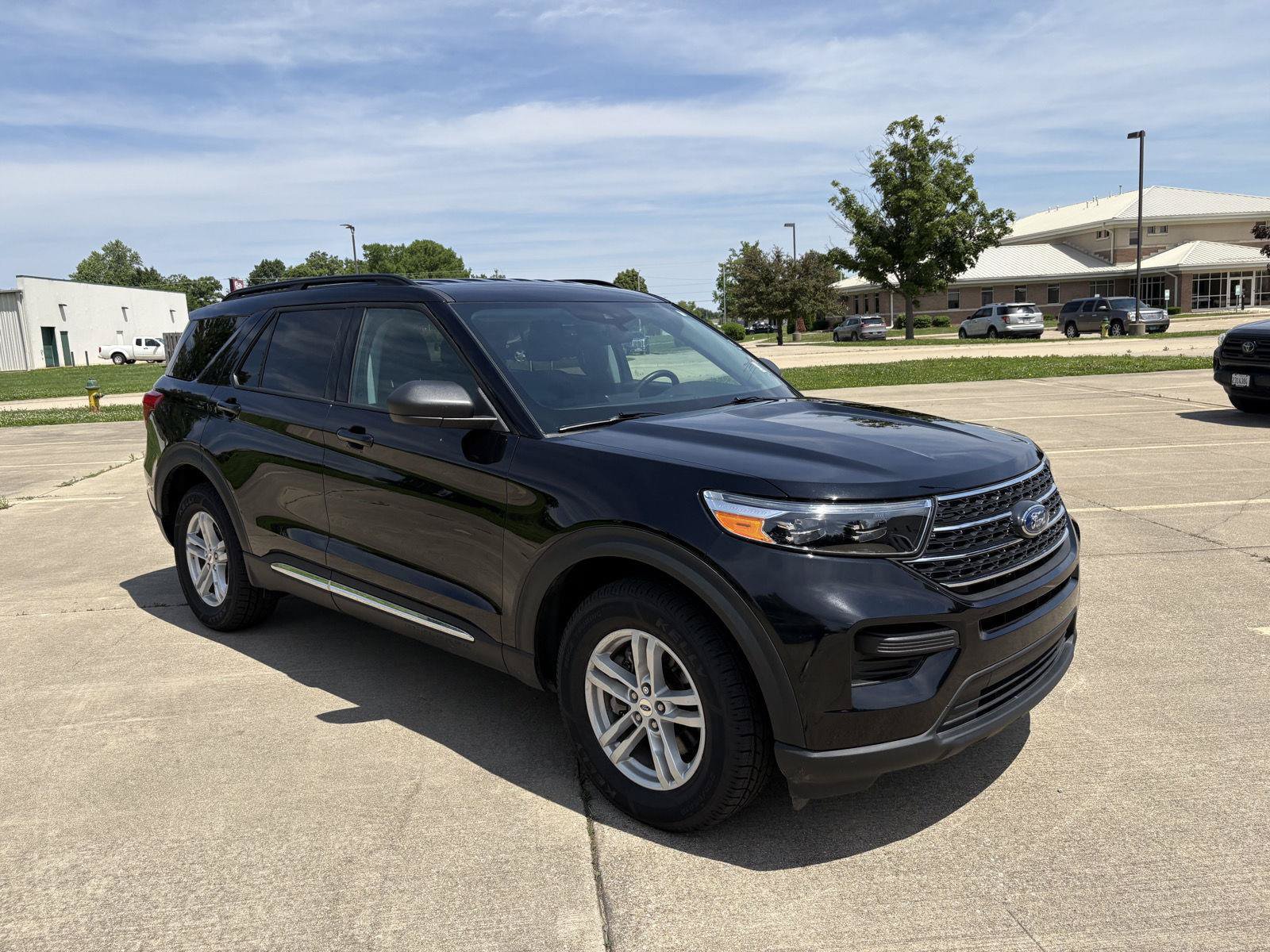 Used 2024 Ford Explorer XLT AWD/4WD image 2