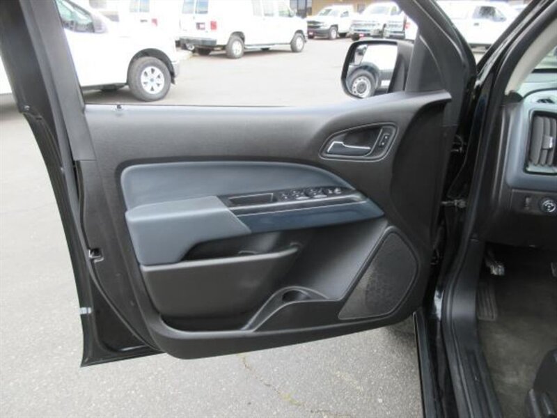 Used 2016 Chevrolet Colorado Z71 w/ Z71 Midnight Edition RWD image 9