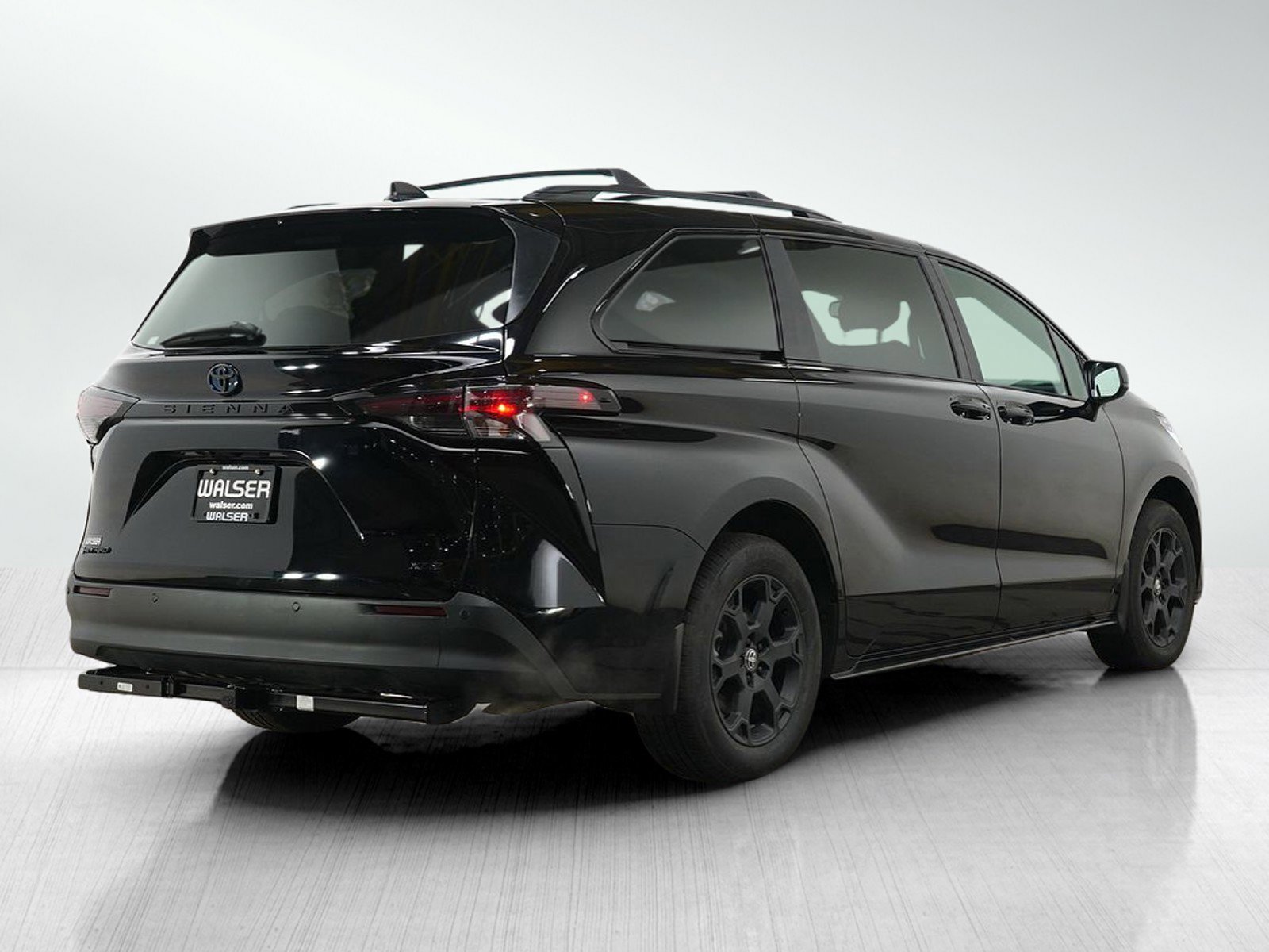Certified 2025 Toyota Sienna XLE Woodland Edition AWD/4WD image 5