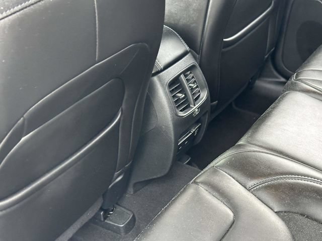 Used 2019 Jeep Cherokee Latitude Plus w/ Comfort/Convenience Group AWD/4WD image 18