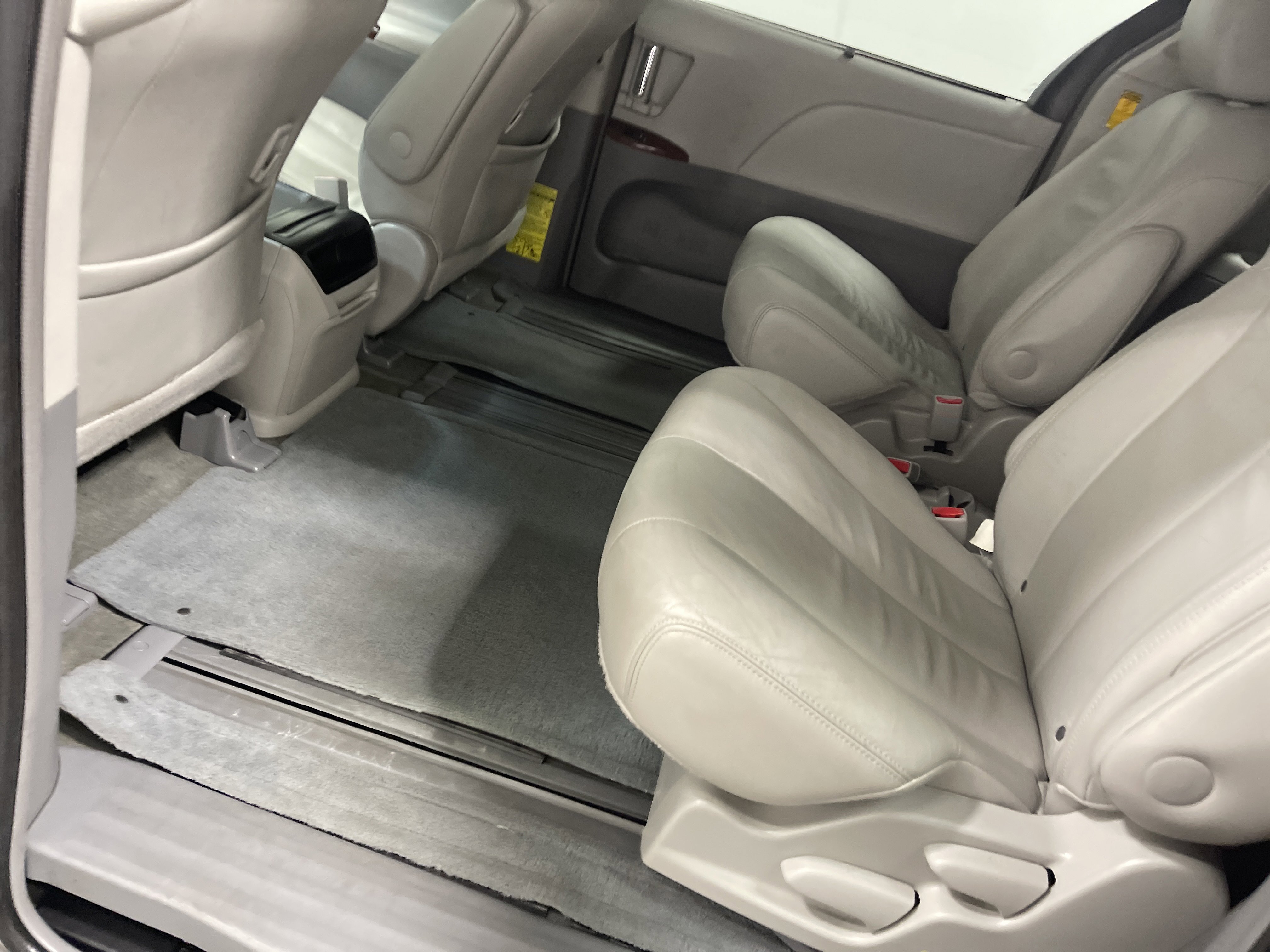 Used 2014 Toyota Sienna XLE image 15