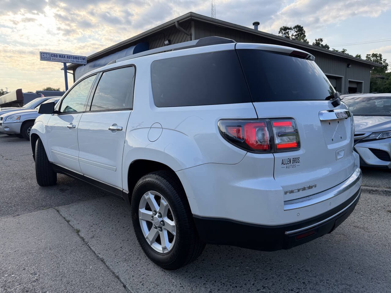 Used 2016 GMC Acadia SLE FWD image 17