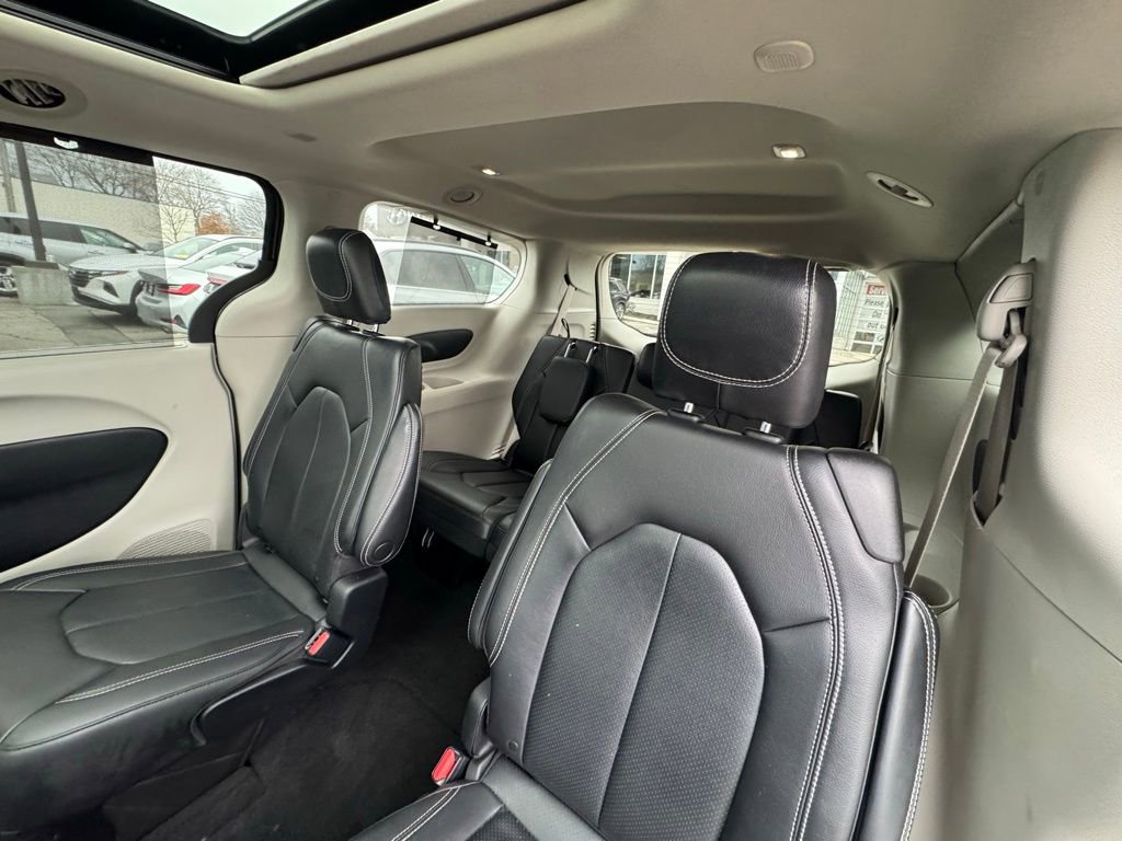 Used 2022 Chrysler Pacifica Touring-L image 16