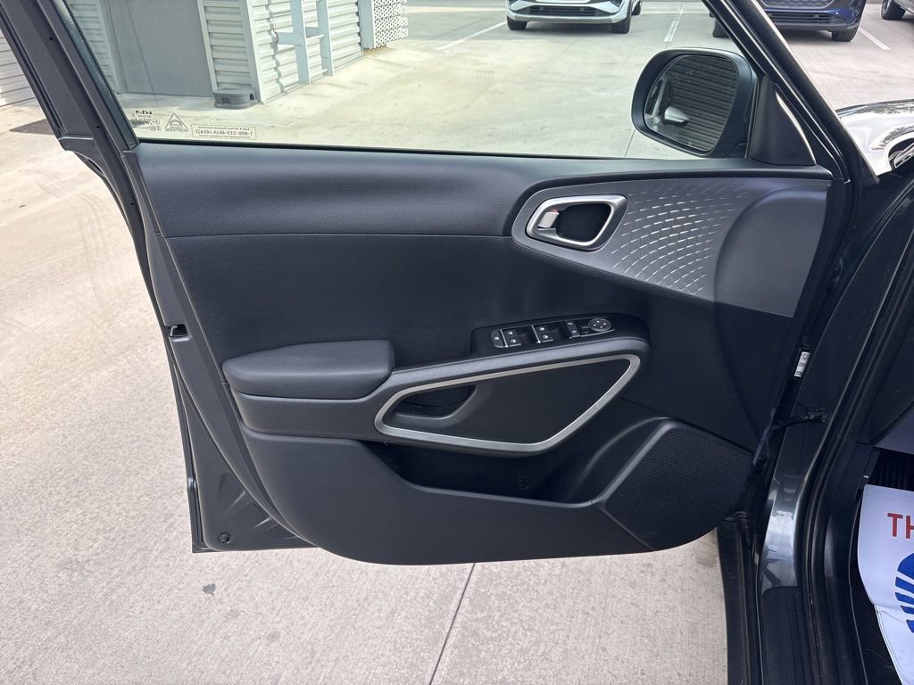 Used 2025 Kia Soul S FWD image 9