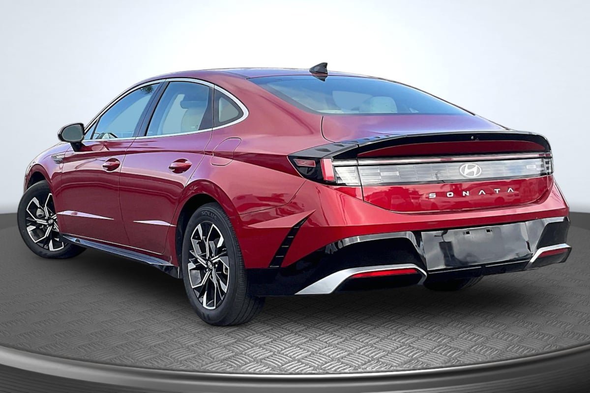 Used 2025 Hyundai Sonata SEL FWD image 2