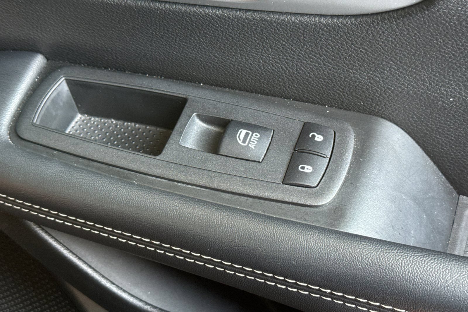 Used 2025 Chrysler Pacifica Limited FWD image 22