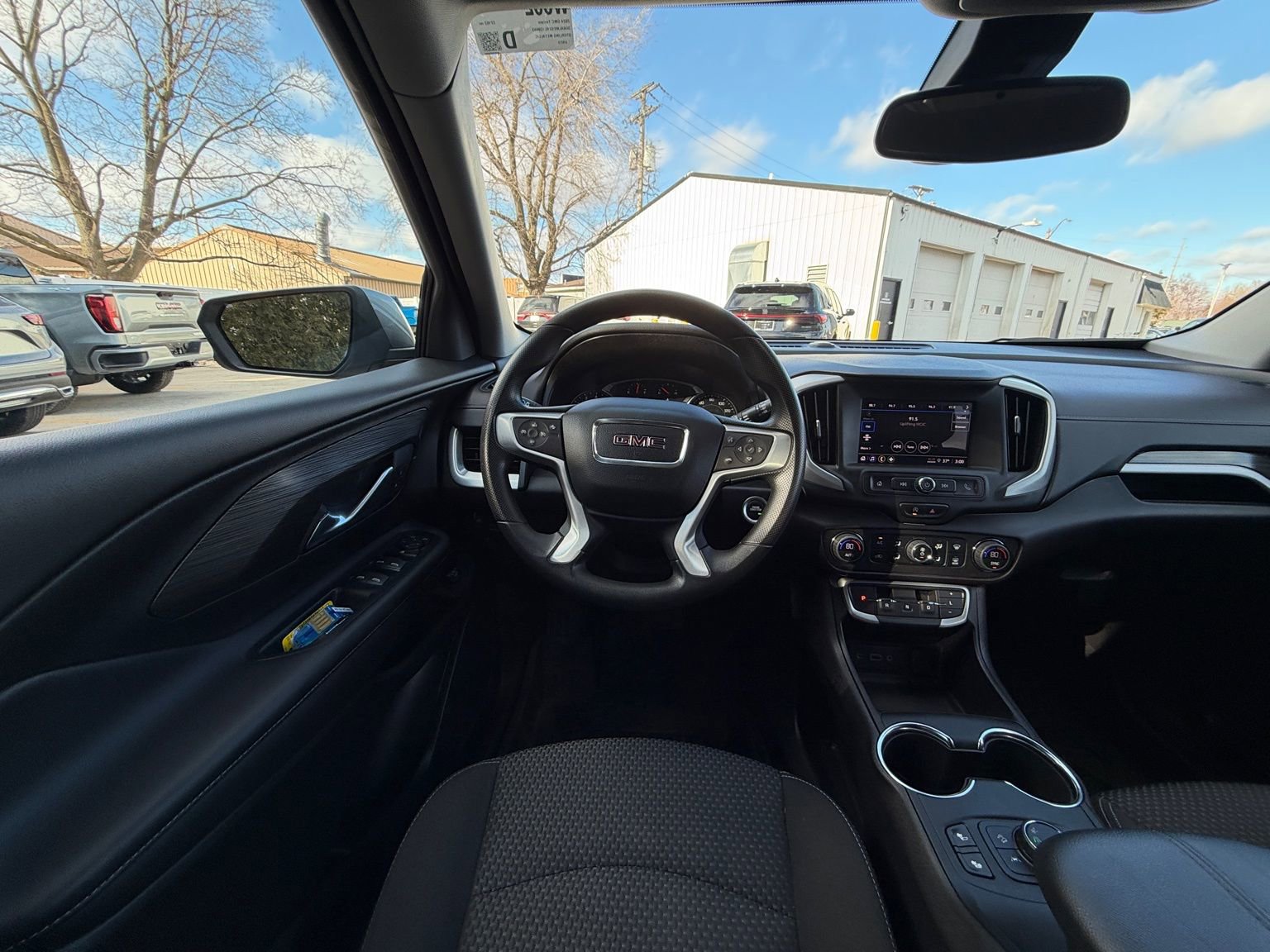 Used 2024 GMC Terrain SLE w/ Driver Convenience Package image 2