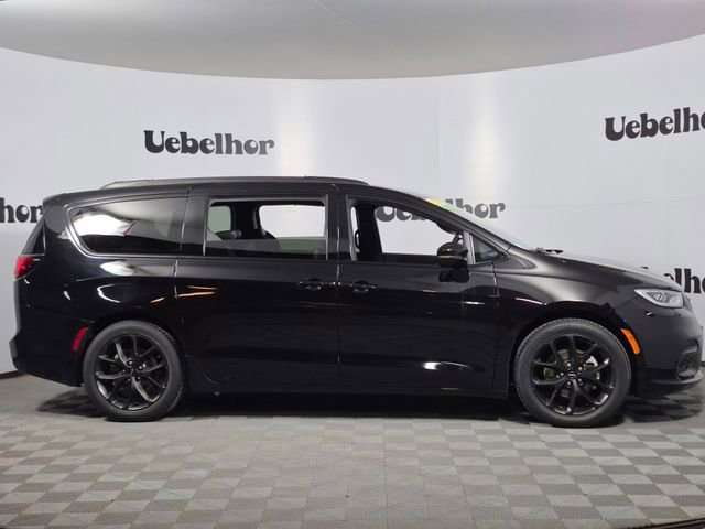 Used 2025 Chrysler Pacifica Limited image 8