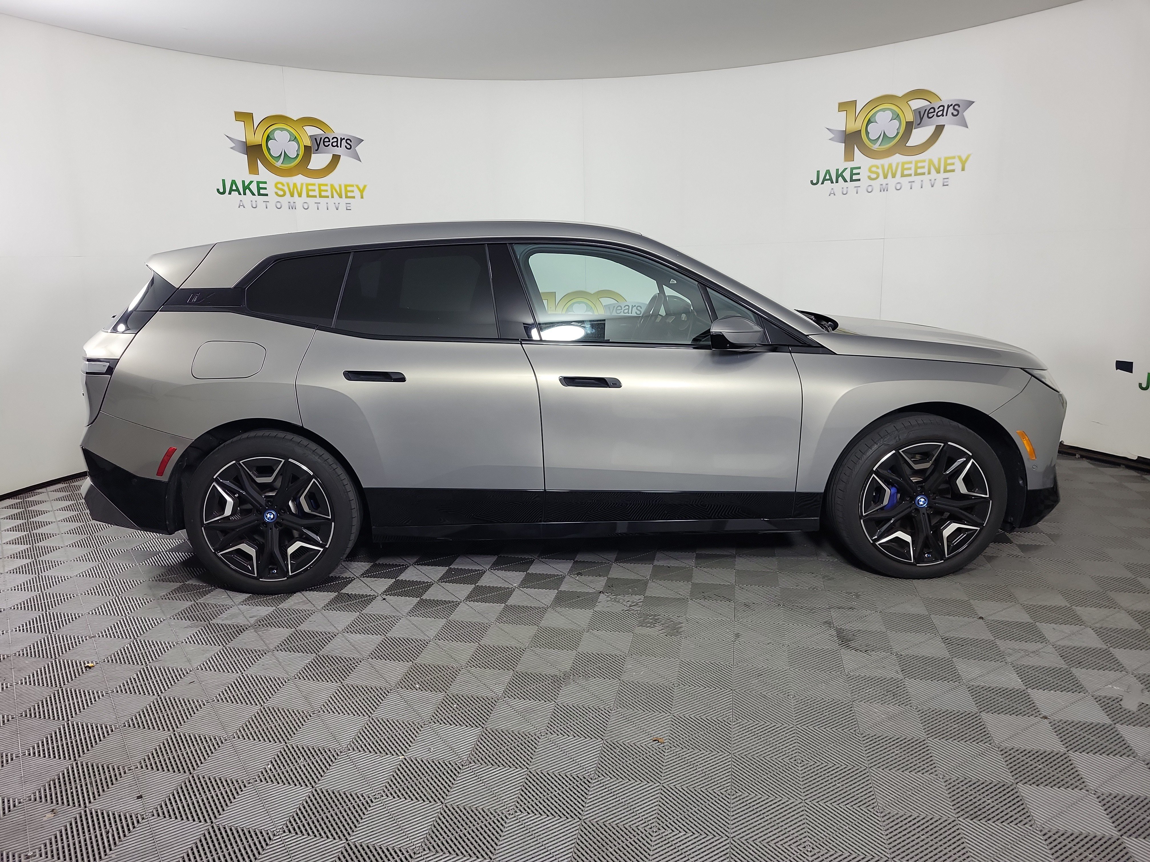 Used 2024 BMW iX xDrive50 w/ Premium Package AWD/4WD image 3
