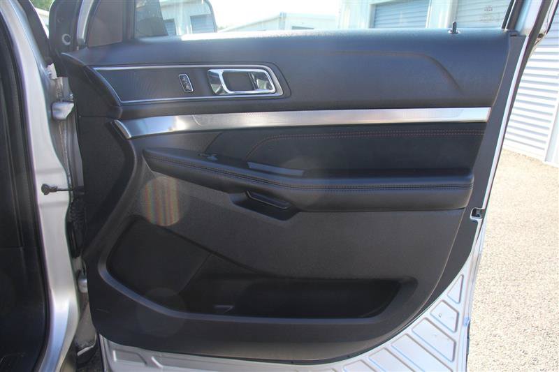 Used 2019 Ford Explorer XLT w/ Equipment Group 202A AWD/4WD image 16