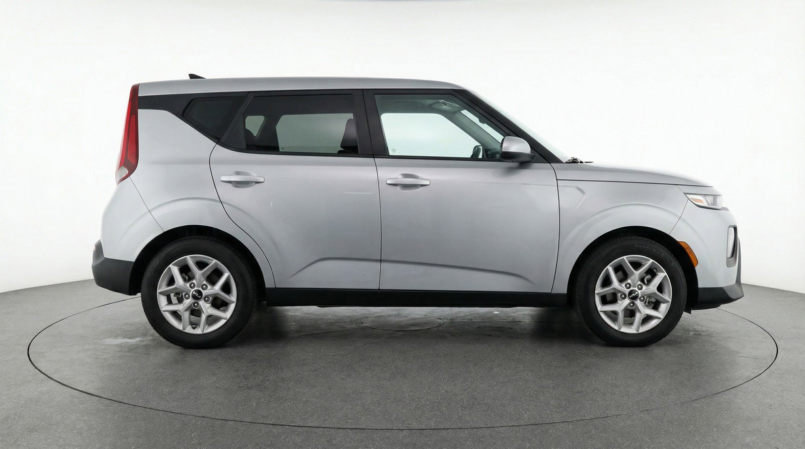 Used 2025 Kia Soul LX w/ LX Technology Package FWD image 11