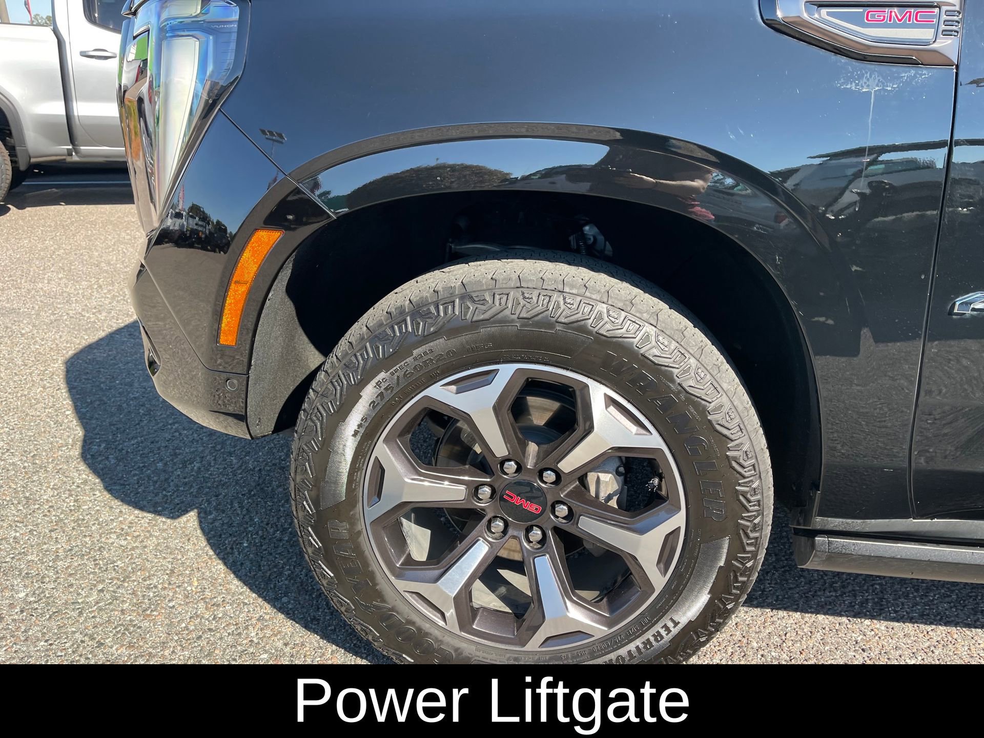 Used 2025 GMC Yukon XL AT4 Ultimate image 10