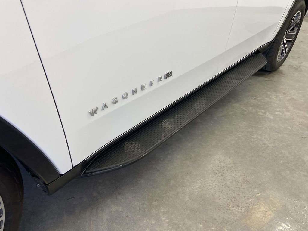 Used 2025 Jeep Wagoneer L Series II AWD/4WD image 9