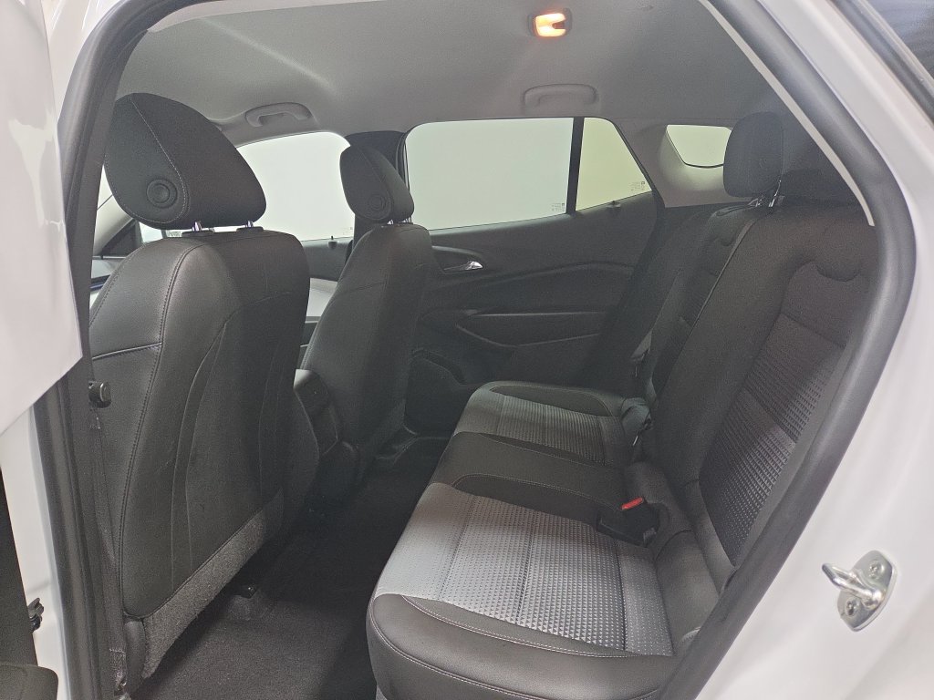 Used 2025 Chevrolet Trax LT w/ LT Convenience Package FWD image 23