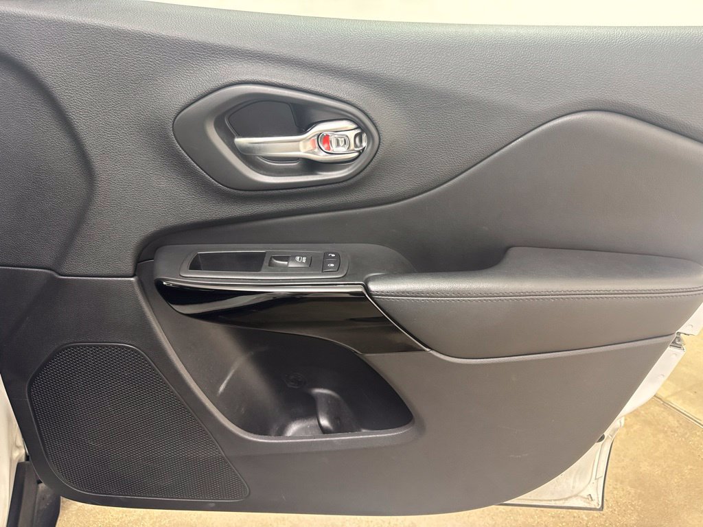 Used 2020 Jeep Cherokee Latitude Plus AWD/4WD image 27