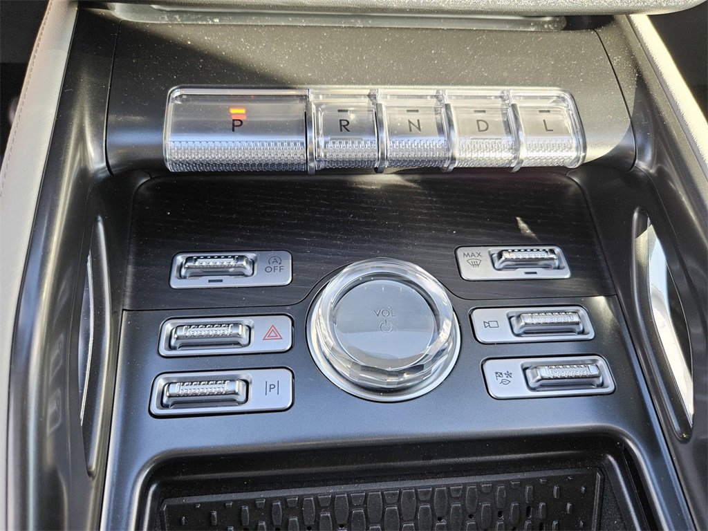 Used 2025 Lincoln Nautilus Reserve image 22