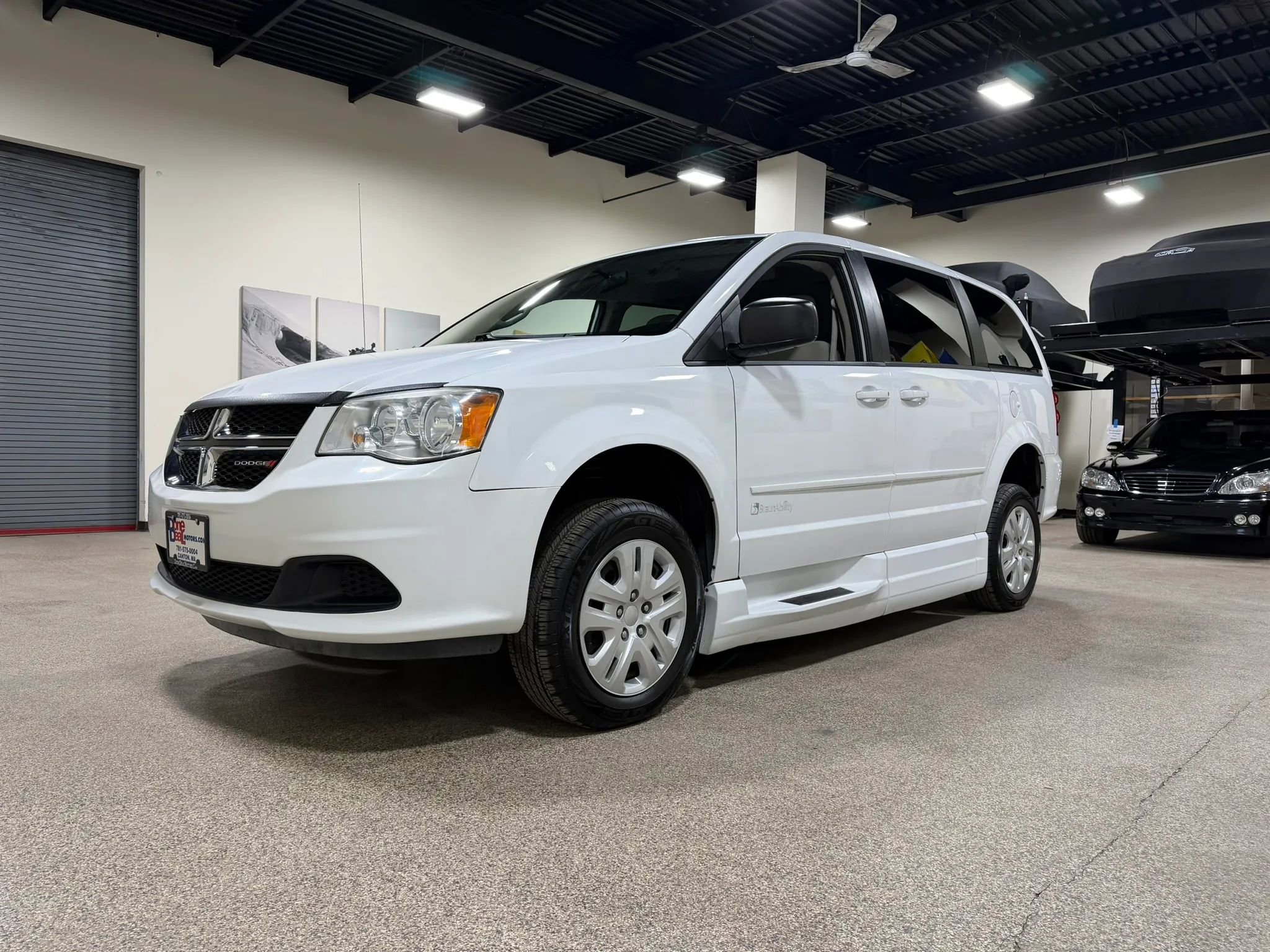 Used 2015 Dodge Grand Caravan SE w/ Quick Order Package 29E SE FWD image 2