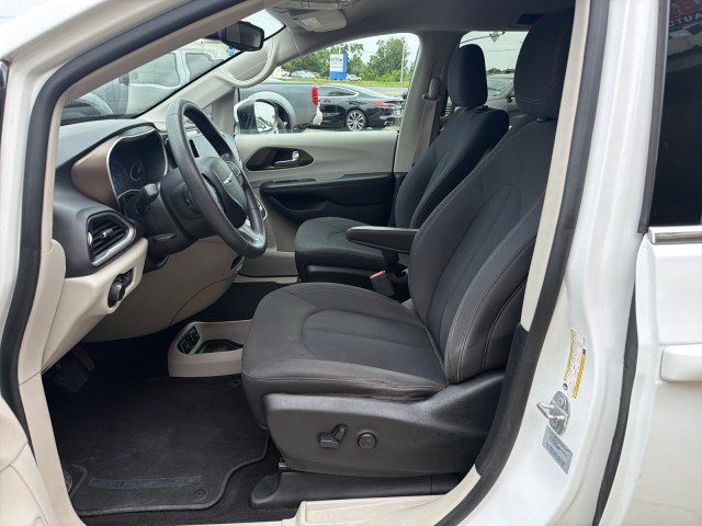 Used 2017 Chrysler Pacifica Touring w/ Tire & Wheel Group FWD image 13