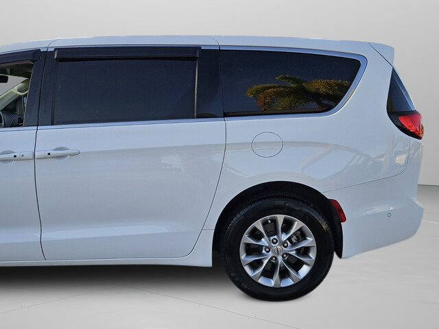 Used 2023 Chrysler Pacifica Touring-L image 36