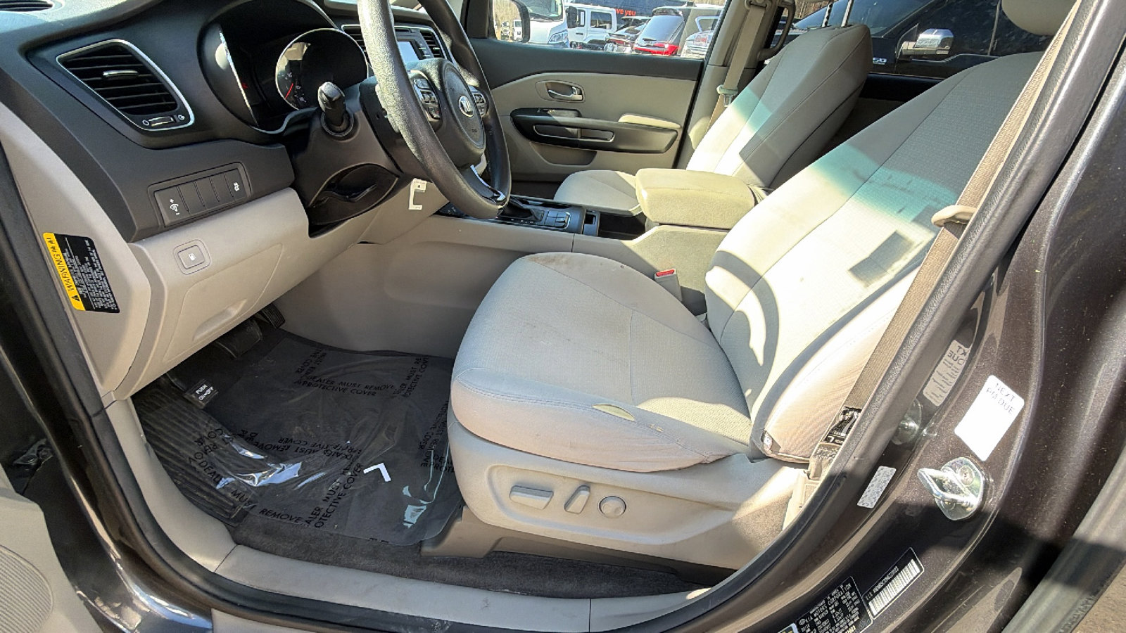 Used 2017 Kia Sedona LX image 16