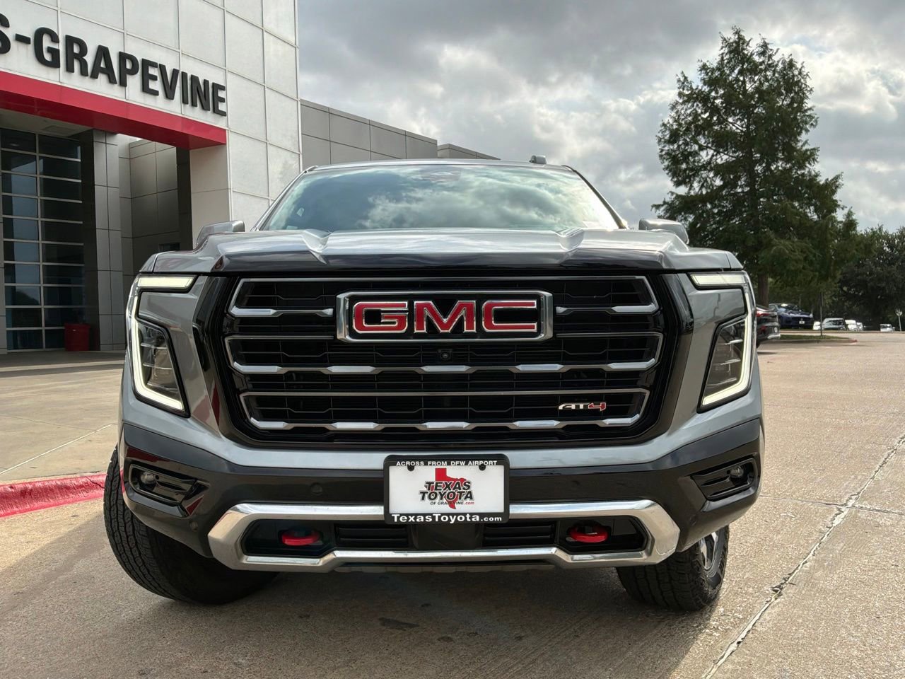 Used 2025 GMC Yukon AT4 w/ AT4 Premium Package AWD/4WD image 3