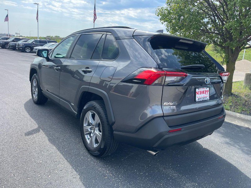 Used 2022 Toyota RAV4 LE AWD/4WD image 4