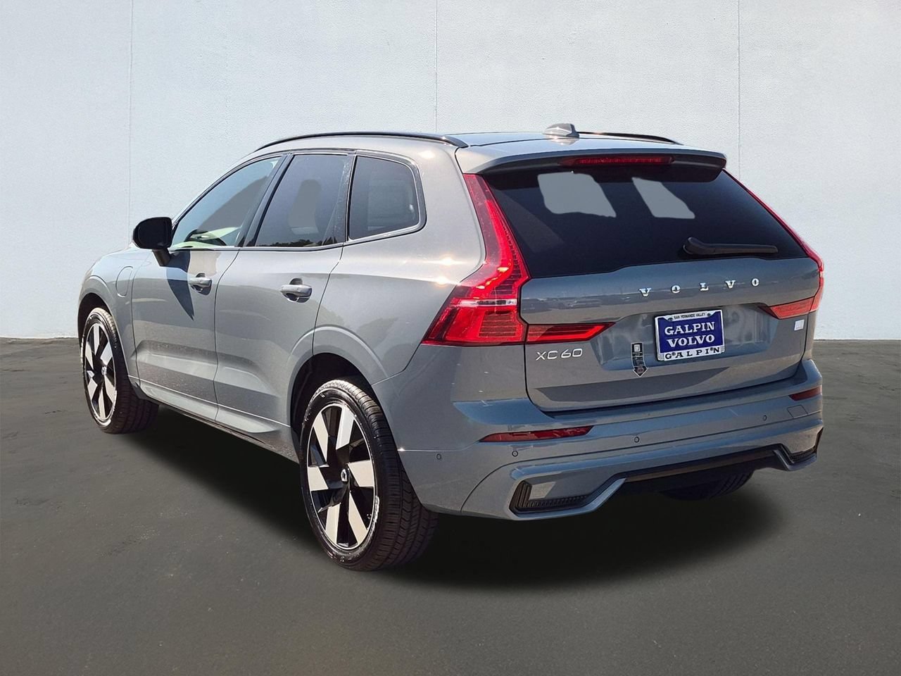 Certified 2024 Volvo XC60 T8 Plus AWD/4WD image 7