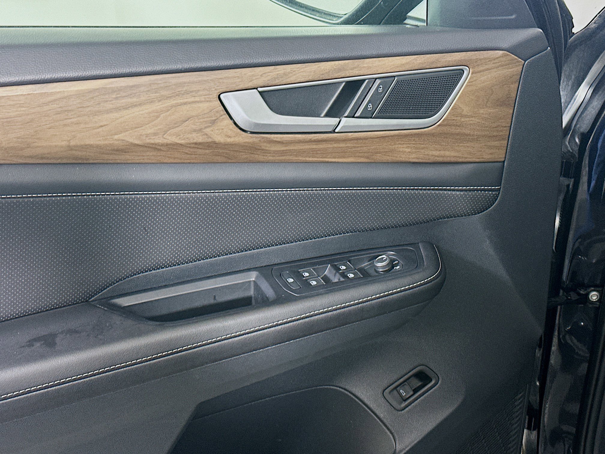 Used 2025 Volkswagen Atlas SE image 15