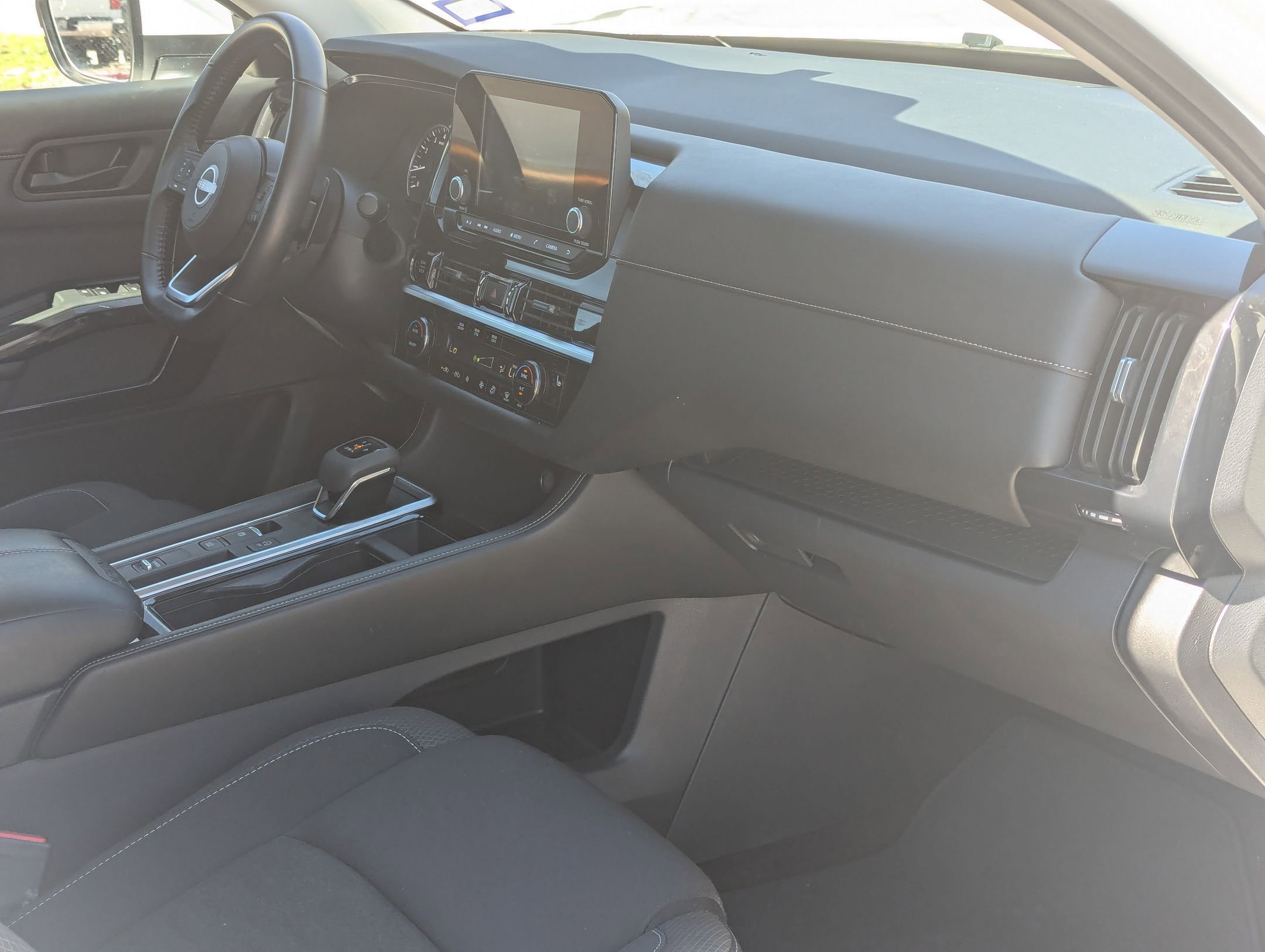 Used 2025 Nissan Pathfinder SV image 29