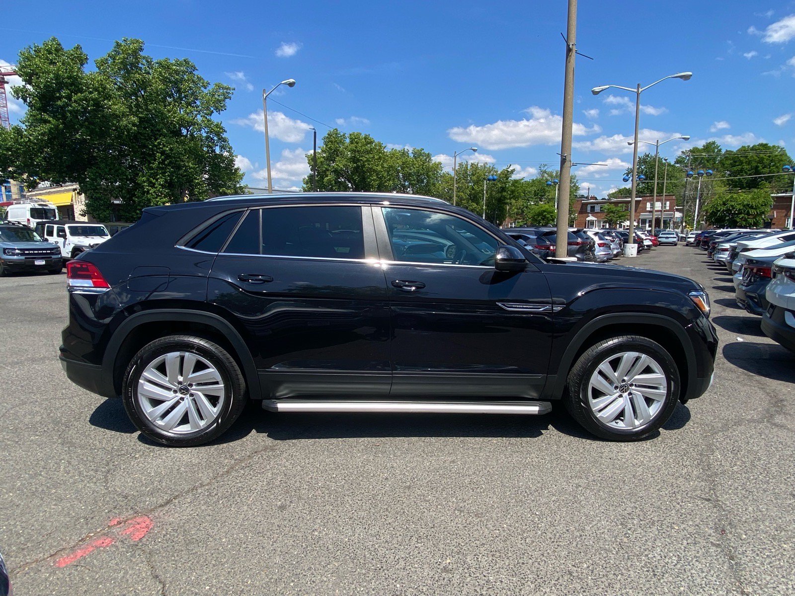 Certified 2023 Volkswagen Atlas Cross Sport SE w/ Panoramic Sunroof Package AWD/4WD image 2
