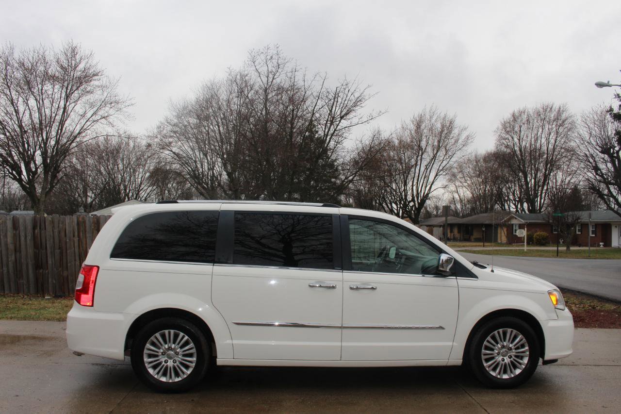 Used 2013 Chrysler Town & Country Limited w/ Trailer Tow Group FWD image 10