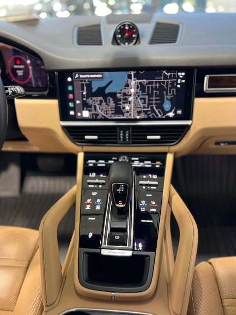 Used 2023 Porsche Cayenne Platinum Edition image 25