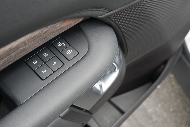 Used 2017 Land Rover Discovery HSE AWD/4WD image 16