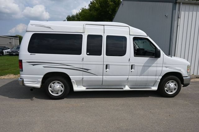 Used 2009 Ford E-150 and Econoline 150 Wagon RWD image 4