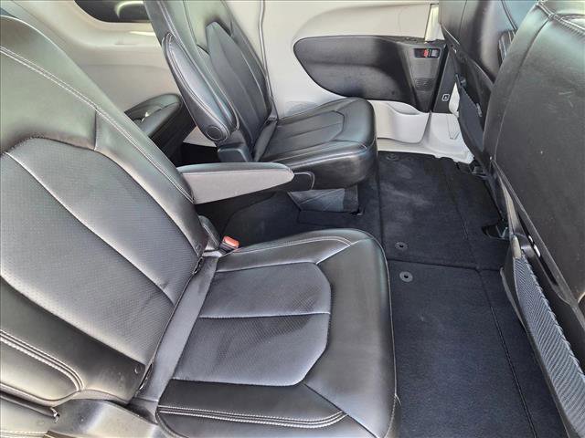 Used 2024 Chrysler Pacifica Touring-L image 18