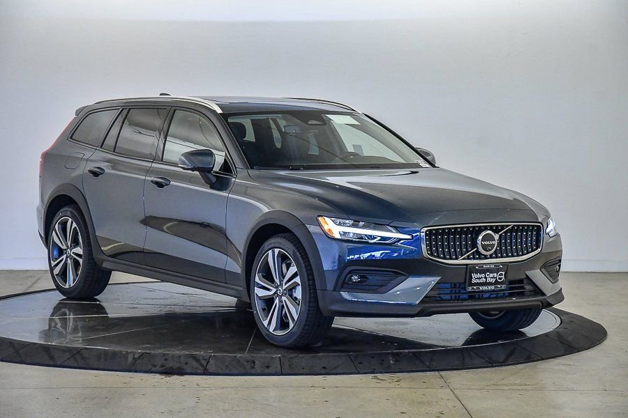 New 2026 Volvo V60 B5 Cross Country Plus w/ Climate Package image 5