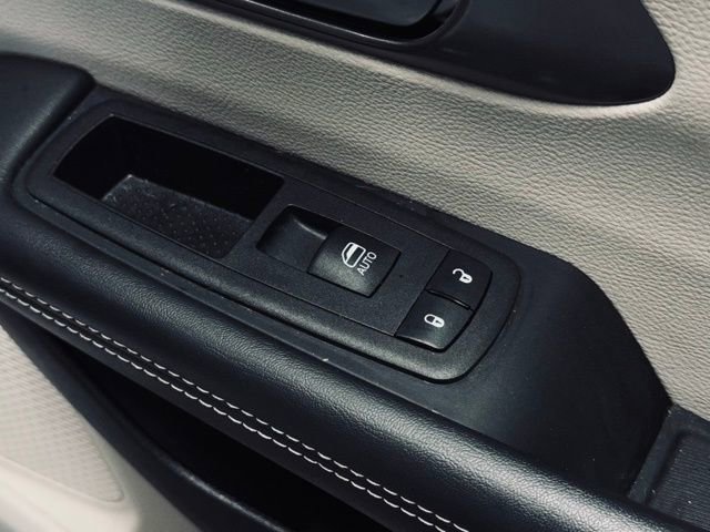 Used 2023 Chrysler Pacifica Touring-L FWD image 17