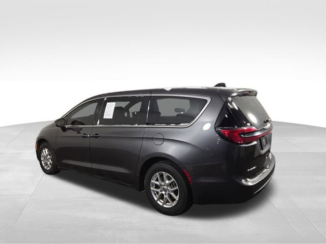 Used 2023 Chrysler Pacifica Touring-L image 10