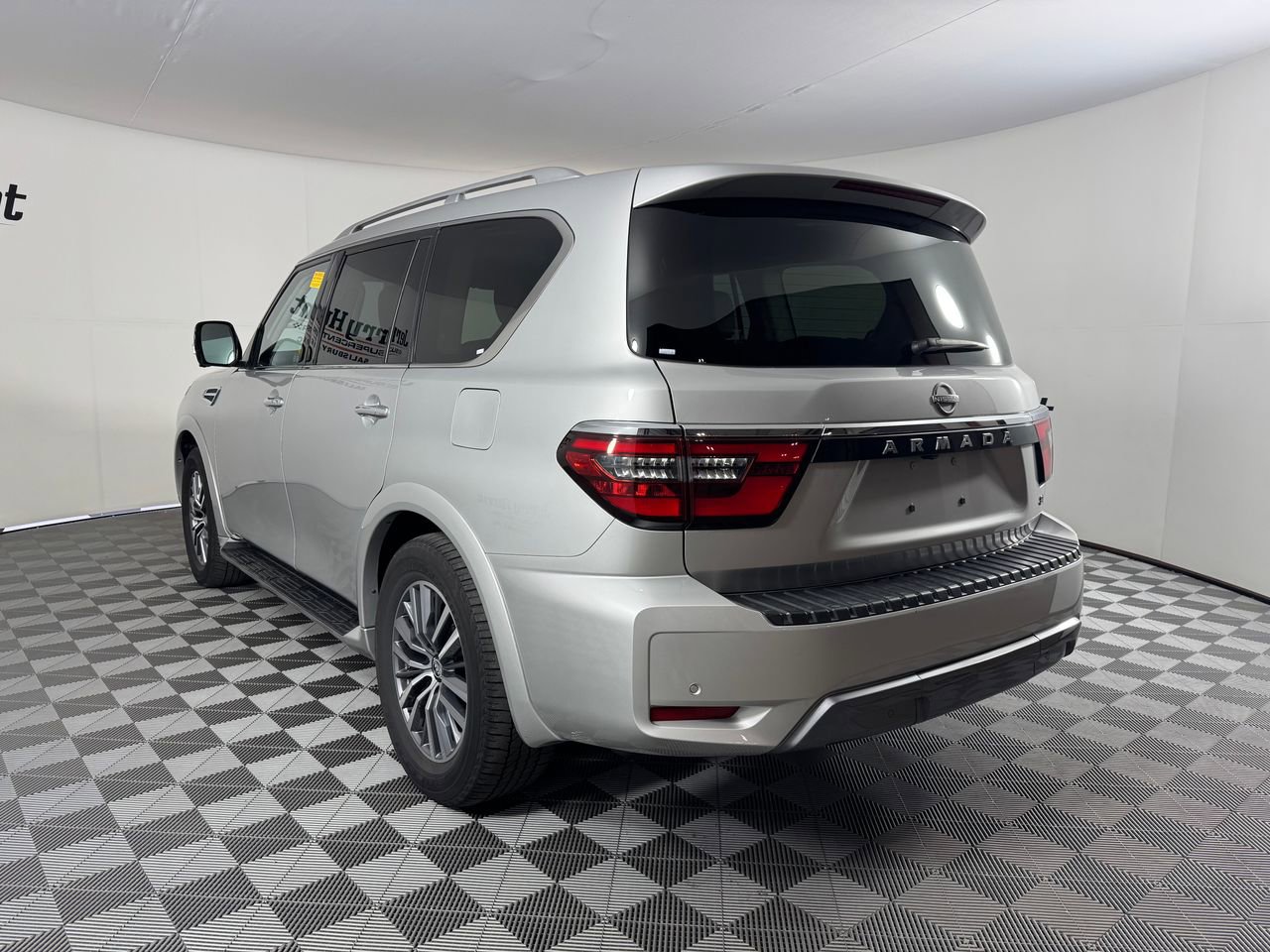 Used 2024 Nissan Armada SL w/ Captain's Chairs Package image 9