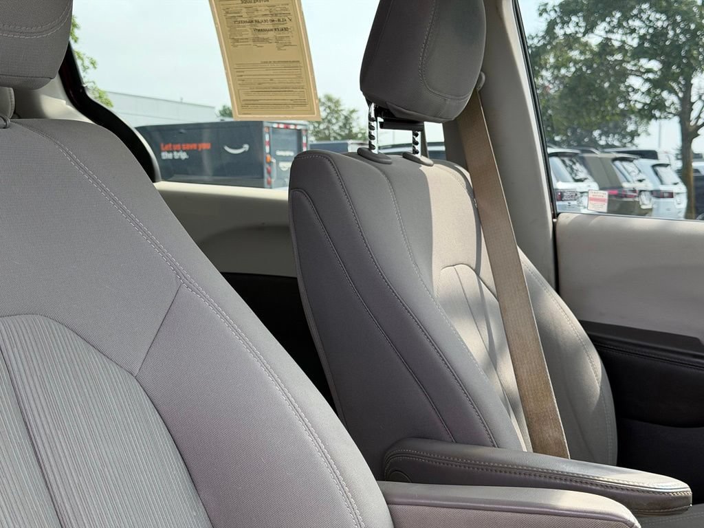 Used 2017 Chrysler Pacifica Touring FWD image 36